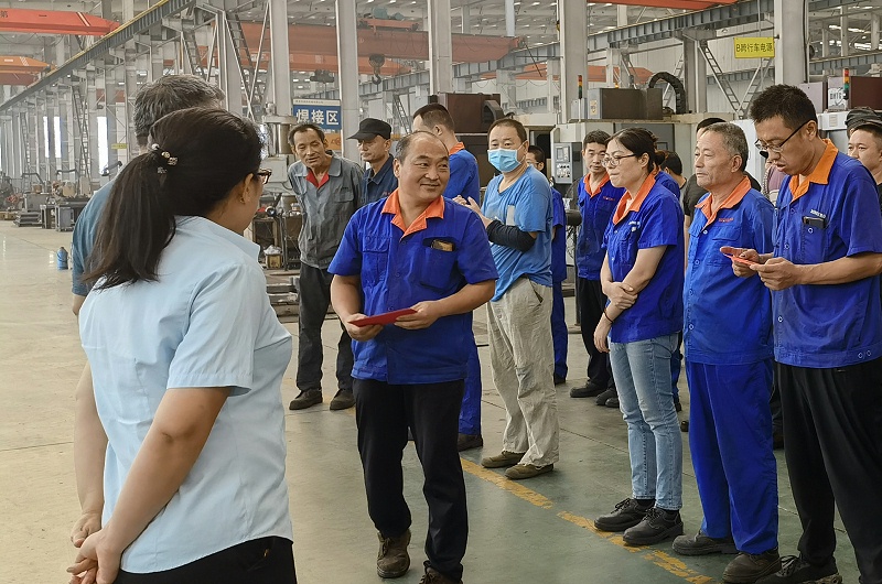 王啟海兒子被山東勞動職業技術學院錄取，李總代表公司送去兩千元恭賀金。