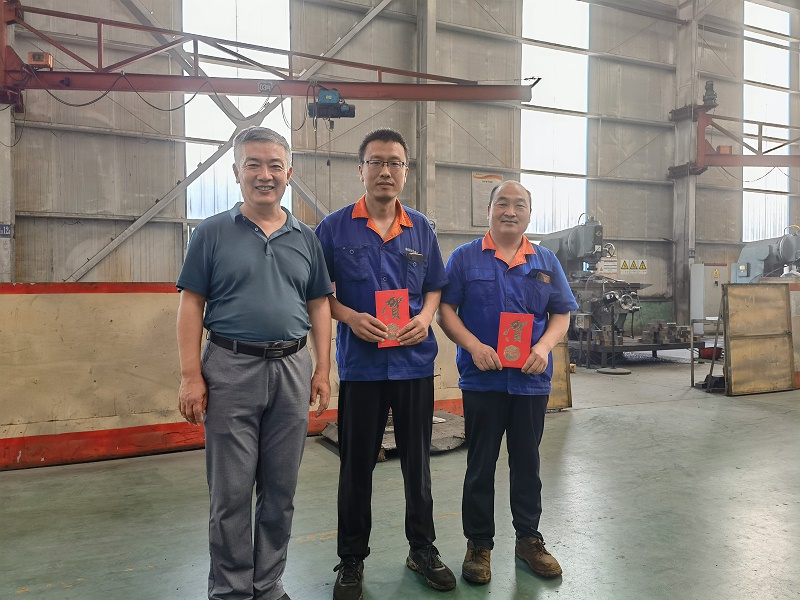 李總與吳雪勇、王啟海合影留念。