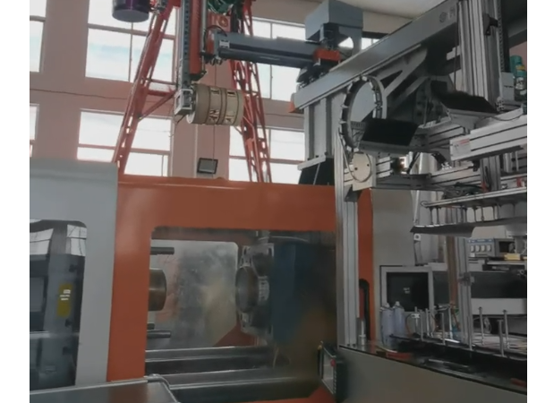 制桶專用機模內(nèi)貼標生產(chǎn)現(xiàn)場視頻