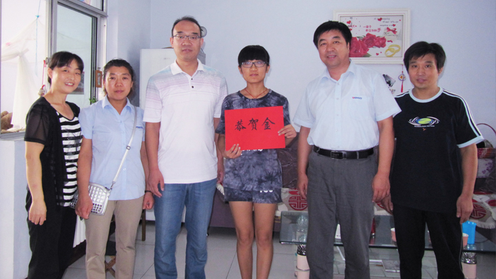 張敬友女兒被閩南師范大學錄取，呂總與李主任代表公司送去兩千元恭賀金